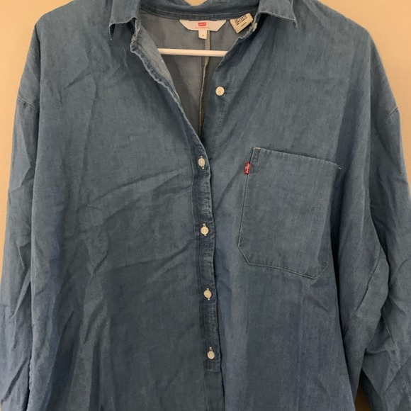Levi’s Split Hem Button Down - Picture 2 of 5